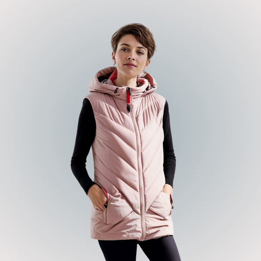 Femme en gilet chauffant à capuche rose