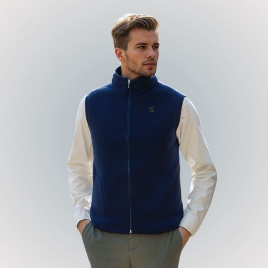 Homme en gilet polaire chauffant bleu