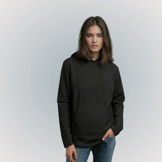 Femme en sweat polaire chauffant à capuche noir