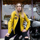 Femme en blouson de moto