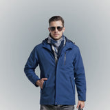 Homme de face portant une veste chauffante bleue pour le travail